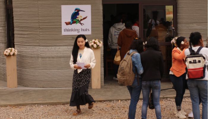 画像左の女性はThinking-Hutsの創設者でCEOのMaggie-Grout氏　出展：Thinking-Huts.jpg